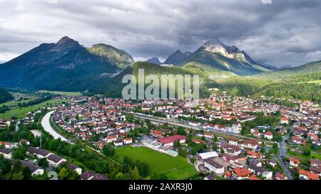 Blick auf Mittenwald und umliegende Berge zum Wettersteingebirge, Mittenwald, Oberbayern, Bayern, Deutschland Stockfoto