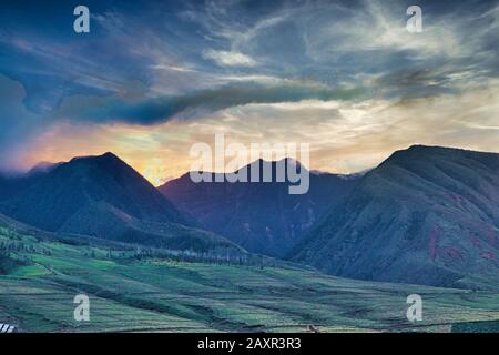 West Maui Berge bei Sonnenaufgang. Stockfoto