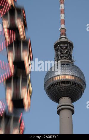 Gondeln des Riesenrads des Weihnachtsmarktes Alexander Platz vor dem Berliner Dom Stockfoto