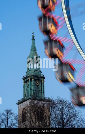 Gondeln des Riesenrads des Weihnachtsmarktes Alexander Platz vor der Marienkirche Stockfoto