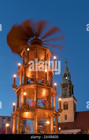 Berlin, vor der Marienkirche drehende Weihnachtspyramide in der Abenddämmerung Stockfoto