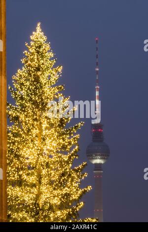 Berlin, Brandenburger Tor, Fernsehturm, Weihnachtsbaum Stockfoto