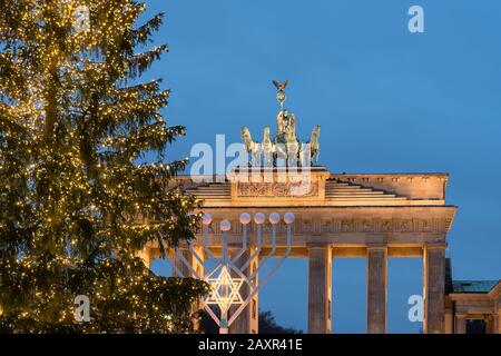 Berlin, Brandenburger Tor, Hanukkale und Weihnachtsbaum Stockfoto