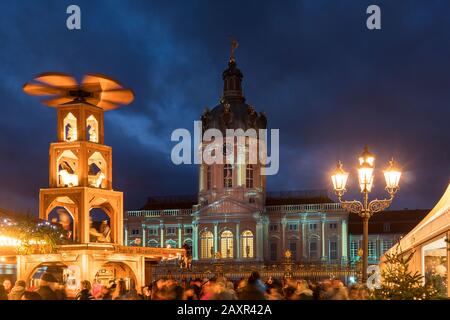 Berlin, Schloss Charlottenburg, Weihnachtsmarkt, Menschenmassen Stockfoto