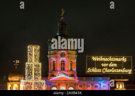 Berlin, Beleuchtetes Schloss Charlottenburg, Licherkette "Weihnachtsmarkt" Stockfoto