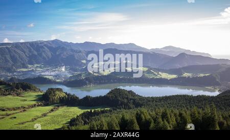 Lagoa das Furnas Lagune vom Pico do Ferro Aussichtspunkt auf Sao Miguel, Azoren, Portugal. Stockfoto