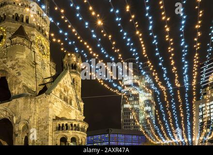 Die Weihnachtsstraße leuchtet vor der beleuchteten Gedächtniskirche Stockfoto