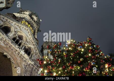 Berlin, Breitscheidplatz, Weihnachtsbaum vor der Kaiser-Wilhelm-Gedächtniskirche, Erinnerungsort, Attentat am 19.12.2016 Stockfoto