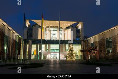 Berlin, Abenddämmerung, Bundeskanzleramt, Lichter, Weihnachtsbaum Stockfoto