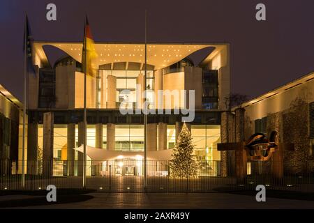 Berlin, Abenddämmerung, Bundeskanzleramt, Lichter, Weihnachtsbaum Stockfoto