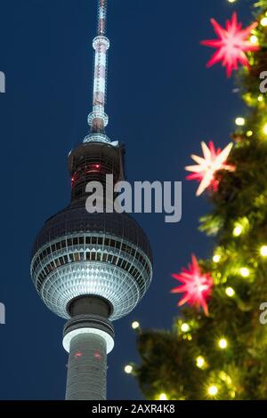 Berlin, Alexanderplatz, Weihnachtsmarkt, Fernsehturm, Weihnachtsdekoration Stockfoto