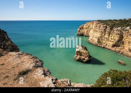 Felsenküste Praia de Vale Covo in der Nähe von Carvoeiro, Algarve, Bezirk Faro, Portugal Stockfoto