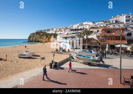 Blick auf Carvoeiro mit Strand, Algarve, Bezirk Faro, Portugal Stockfoto