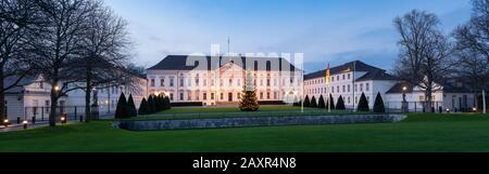 Berlin, Schloss Bellevue, Bundespräsidialamt, Dämmerung, Panorama Stockfoto