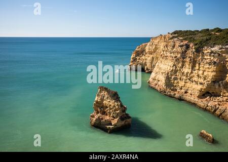 Felsenküste Praia de Vale Covo in der Nähe von Carvoeiro, Algarve, Bezirk Faro, Portugal Stockfoto