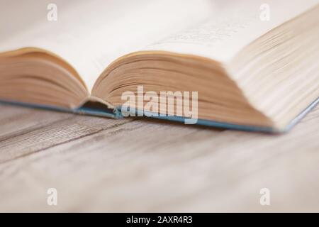 Offenes, altmodisches Papierbuch mit Hintergrundbeleuchtung und Tageslicht Stockfoto