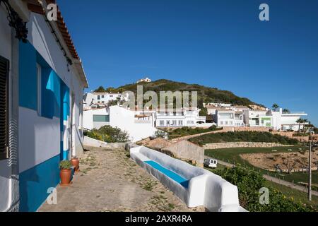 Das Dorf Salema im Naturpark Parque Natural do Sudoeste Alentejano e Costa Vicentina, Algarve, Faro, Portugal Stockfoto