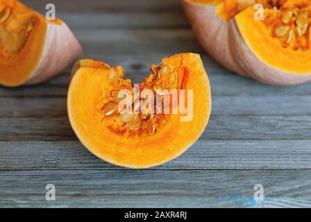 Drei Squashscheiben auf grauem Holztisch Stockfoto