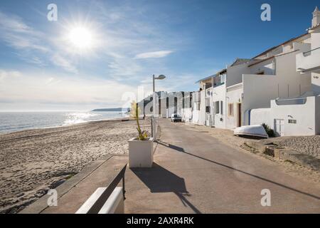 Strand und Promenade von Salema, der Ort liegt im Naturpark Parque Natural do Sudoeste Alentejano und Costa Vicentina, Algarve, Faro, Port Stockfoto