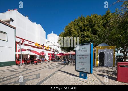 Öffentlicher Platz mit Straßencafé am Largo 5 de Outubro, Lagoa, Algarve, Faro District, Portugal Stockfoto