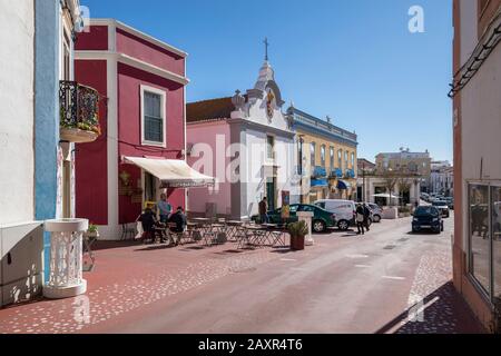 Platz Praca da Republica mit Bürgersteigcafé und der Kirche Igreja da Misericordia de Lagoa, Lagoa, Algarve, Bezirk Faro, Portugal Stockfoto