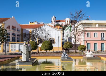 Moderne Skulpturen maurischer Figuren in einem Wasserbecken, hinter der Kathedrale, Silves, Algarve, Bezirk Faro, Portugal Stockfoto