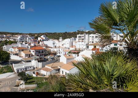 Mit Blick auf das Dorf Burgau liegt der Ort im Naturpark Parque Natural do Sudoeste Alentejano und Costa Vicentina, Algarve, Faro, Portuga Stockfoto