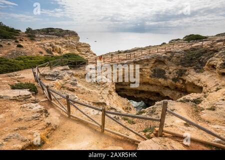 Natürliches Felsloch auf dem Pfad der sieben hängenden Täler (Percurso dos Sete Vales Suspensos), auch der Trail Lagoa-PR1, am Cabo Carvoeiro östlich von Carv Stockfoto