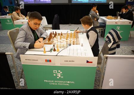 Prag, Tschechien. Februar 2020. Bayaraa Chingung (L) aus der mongolischen Region tritt mit Karel Brozka aus Tschechien bei der ersten Runde der Turniere auf dem Internationalen Prager Schachfestival in Prag, Tschechien, am 12. Februar 2020 an. Credit: Dana Kesnerova/Xinhua/Alamy Live News Stockfoto