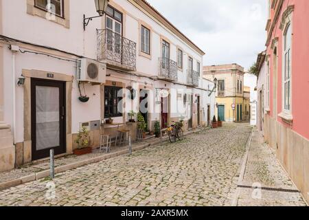 Gasse in der Altstadt von Loule, Algarve, Bezirk Faro, Portugal Stockfoto