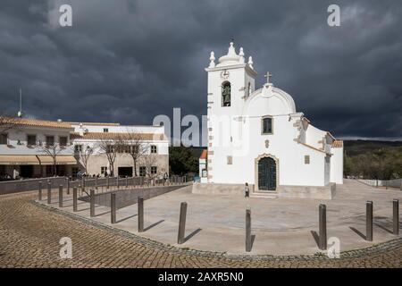 Die Kirche Nossa Senhora da Assuncao am Hauptplatz von Querenca, Algarve, Bezirk Faro, Portugal Stockfoto