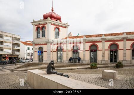 Skulptur einer Marktfrau und Marktdeckerei in der Altstadt von Loule, Algarve, Bezirk Faro, Portugal Stockfoto