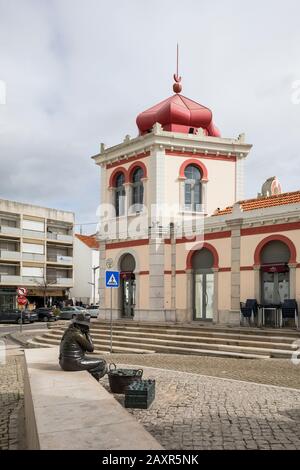 Skulptur einer Marktfrau und Marktdeckerei in der Altstadt von Loule, Algarve, Bezirk Faro, Portugal Stockfoto