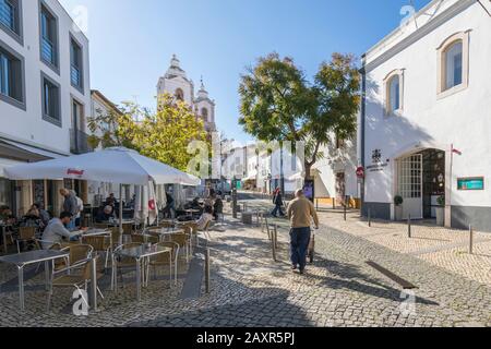 Straßencafé in Lagos, Algarve, Bezirk Faro, Portugal Stockfoto