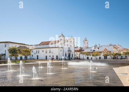 Platz der Republik mit der Marienkirche Igreja de Santa Maria, Lagos, Algarve, Bezirk Faro, Portugal Stockfoto