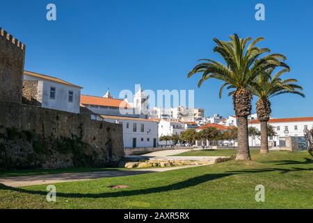 Stadtmauer und Marienkirche Igreja de Santa Maria, Lagos, Algarve, Bezirk Faro, Portugal Stockfoto