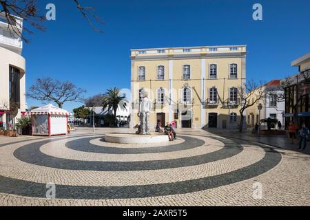 Der Platz Praca Gil Eanes mit Statue von Dom Sebastiao, Lagos, Algarve, Bezirk Faro, Portugal Stockfoto