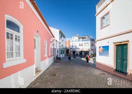 Enge Straße mit bunten Häusern in Odeceixe, Costa Vicentina, Algarve, Bezirk Faro, Portugal Stockfoto