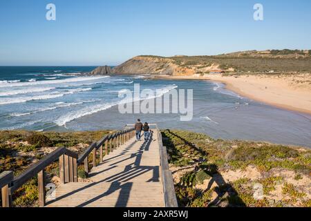 Der Strand Praia da Amoreira, Atlantik, Aljezur, Costa Vicentina, Algarve, Bezirk Faro, Portugal Stockfoto