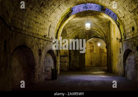 Die Mauern von Lucca und die darunter liegenden Tunnel wurden zwischen 1513 und 1650 errichtet. Sie sind zu einem Symbol dieser schönen toskanischen Stadt geworden. Stockfoto