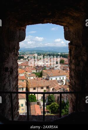 Ein schöner Blick auf die toskanische Architektur vom Gipfel des Torre delle Ore, dem höchsten Turm in Lucca, Italien. Stockfoto