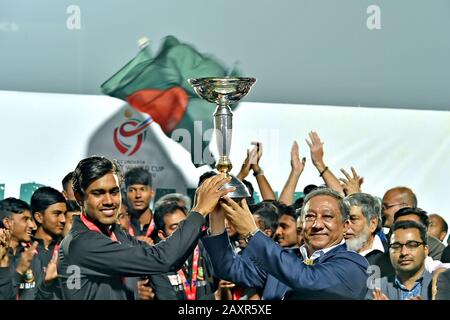 Dhaka, Bangladesch. Februar 2020. Die unter 19-Fußball-Weltmeisterschaft in Bangladesch siegreiche Mannschaft des ICC und die offiziellen Pose für Bilder mit Trophäe bei der Ankunft in Dhaka, Bangladesch, am 12. Februar 2020. Bangladesch holte seinen Jungferntitel mit einem nervigen Dreifachsieg über Titelverteidiger Indien beim Finale des ICC Under-19 Cricket World Cup in Potchefstroom am Sonntag. Kredit: Str/Xinhua/Alamy Live News Stockfoto