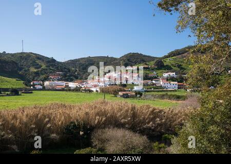 Blick auf die Kleinstadt Bordeira, im Naturpark Parque Natural do Sudoeste Alentejano und Costa Vicentina, Algarve, Faro, Portugal Stockfoto