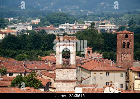 Ein schöner Blick auf die toskanische Architektur vom Gipfel des Torre delle Ore, dem höchsten Turm in Lucca, Italien. Stockfoto