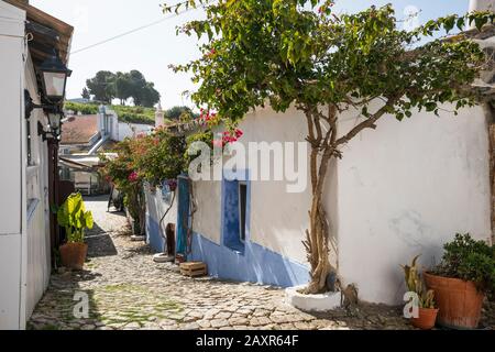 Enge Gasse in Alvor, Algarve, Bezirk Faro, Portugal Stockfoto