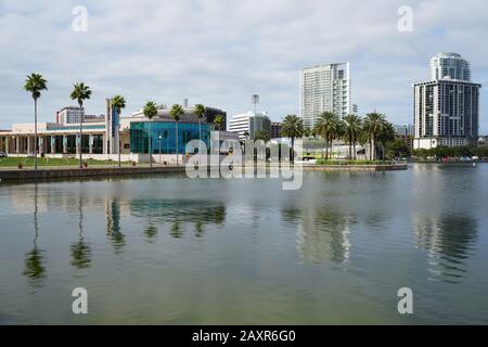 St. PETERSBURG, FL, 24. JANUAR 2020 - Blick auf die Küste der Tampa Bay im Stadtzentrum von St. Pete, Florida, Vereinigte Staaten. Stockfoto
