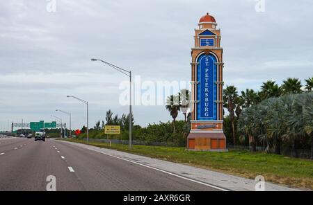 St. PETERSBURG, FL -24 JAN 2020 - Blick auf ein Straßenschild an der Einfahrt von St. Pete, Florida, Vereinigte Staaten. Stockfoto