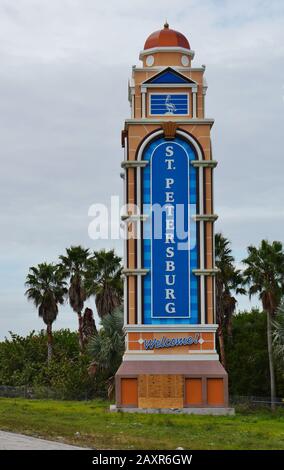 St. PETERSBURG, FL -24 JAN 2020 - Blick auf ein Straßenschild an der Einfahrt von St. Pete, Florida, Vereinigte Staaten. Stockfoto