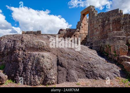 Inti Watana, Intiwatana, Inka-Portal in der Zitadelle von Pisac, antike Stadtruinen Tempelkomplex, Inka-Ruinen, Inka-Architektur, Peru Heiliges Tal Peru Stockfoto