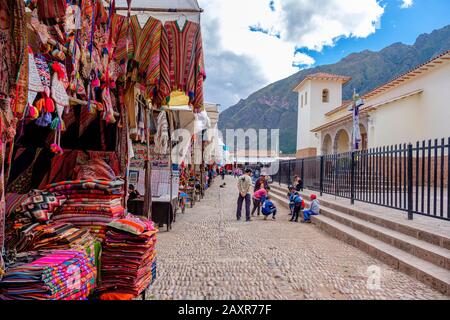 Perumarkt, Sonntagsmarkt in der Stadt Pisac, Händler, Einheimische, Touristen in der Stadt Pisac Markt, Peru Heilige Tal Peru Stockfoto